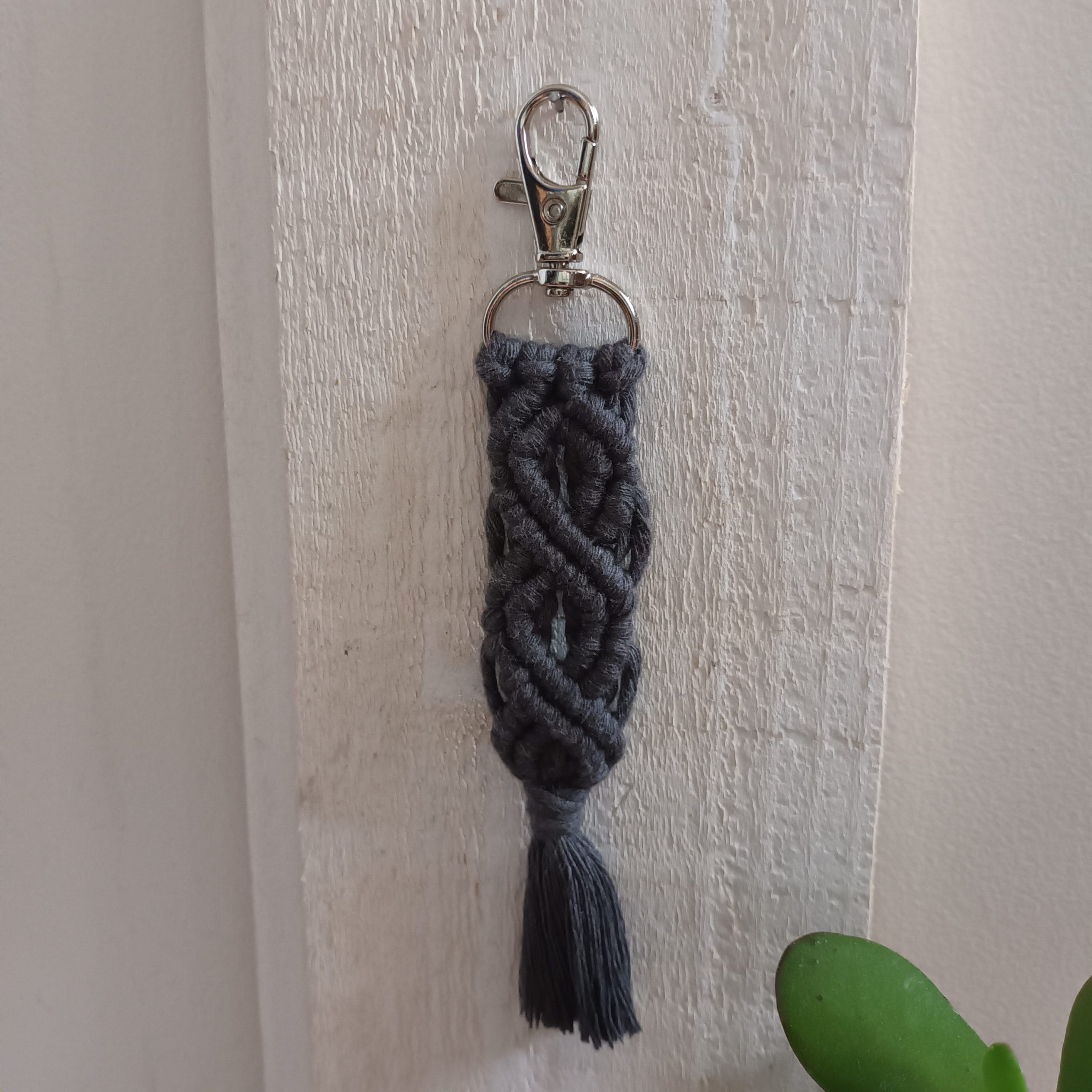 porte-clés infini en macramé gris charbon