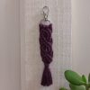 porte-clés infini en macramé mûre sur mousqueton argenté