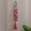 porte-clés infini en macramé vieux rose sur mousqueton argenté