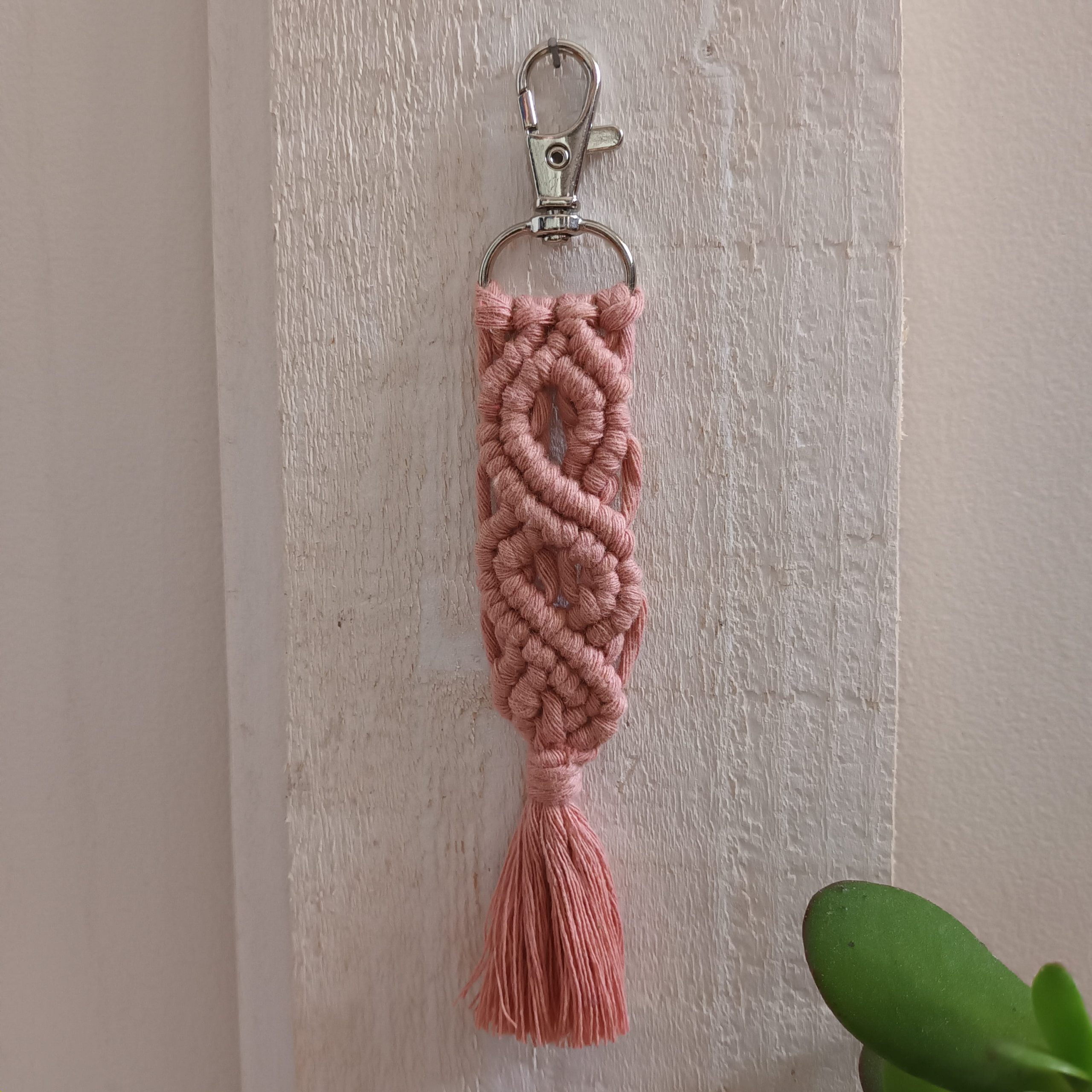 porte-clés infini en macramé vieux rose sur mousqueton argenté