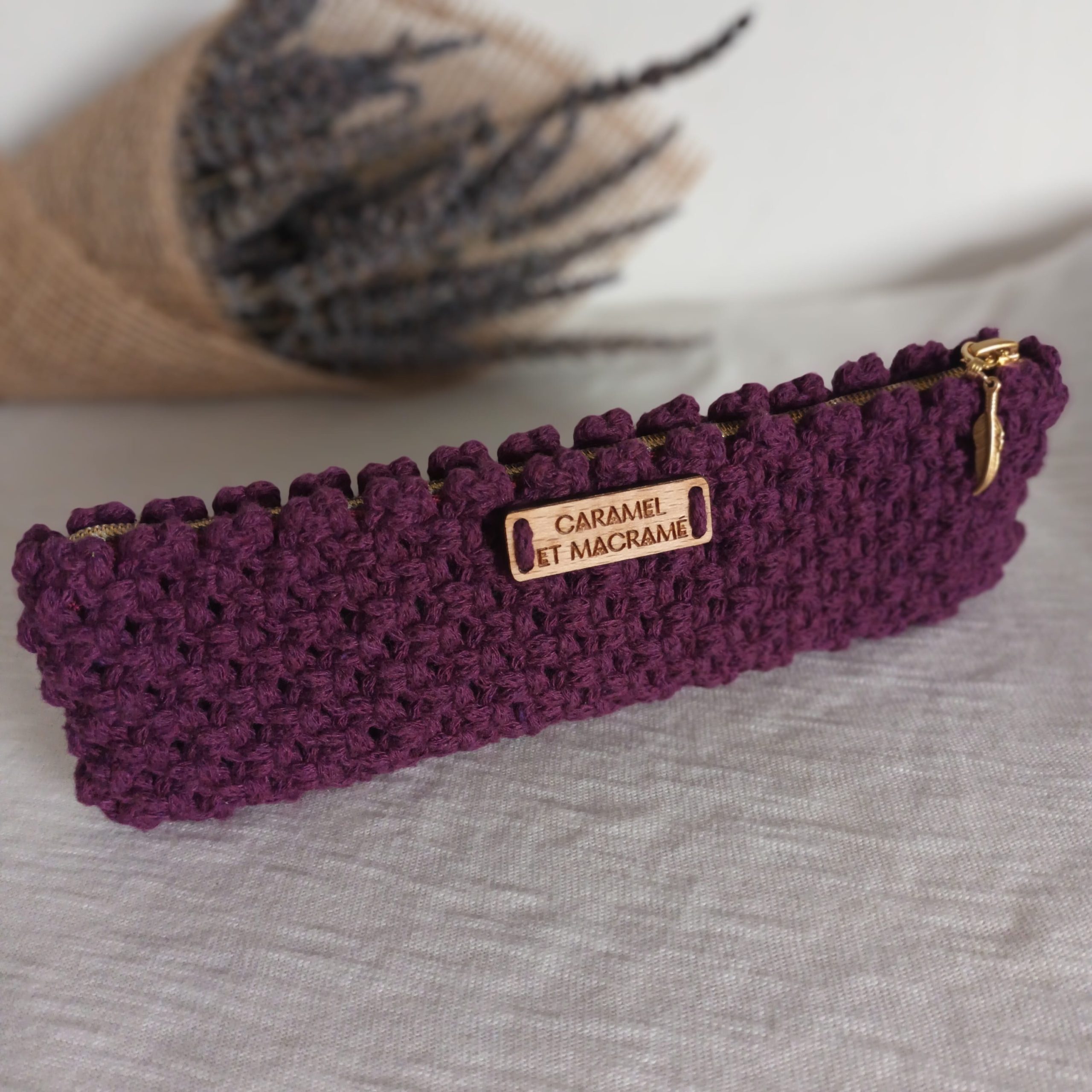 mini-trousse à stylos en macramé , doublure coton et tirette plume dorée