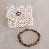 porte-monnaie en macramé naturel et bouton en coco