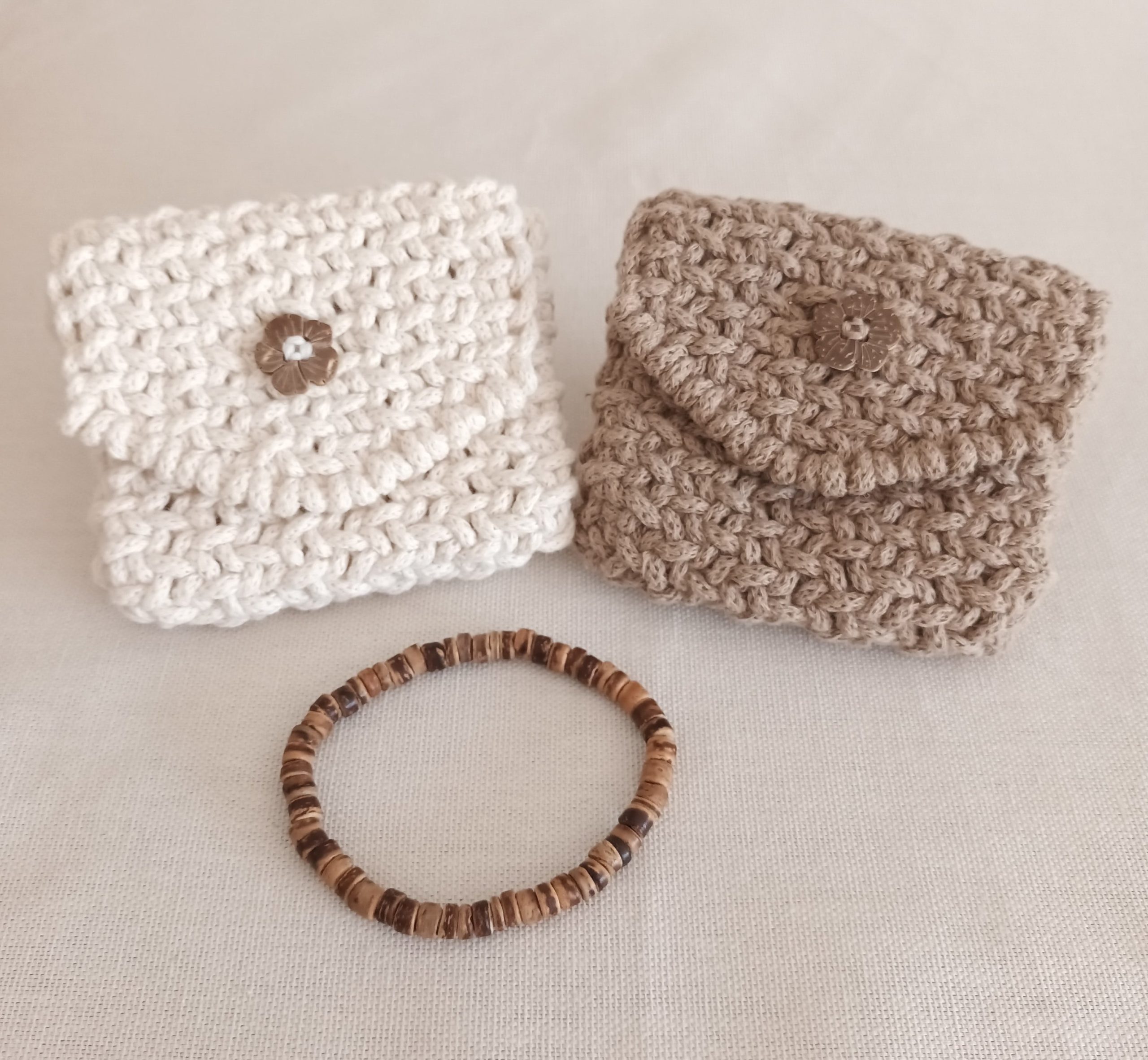 porte-monnaie en macramé sable ou naturel avec bouton en coco