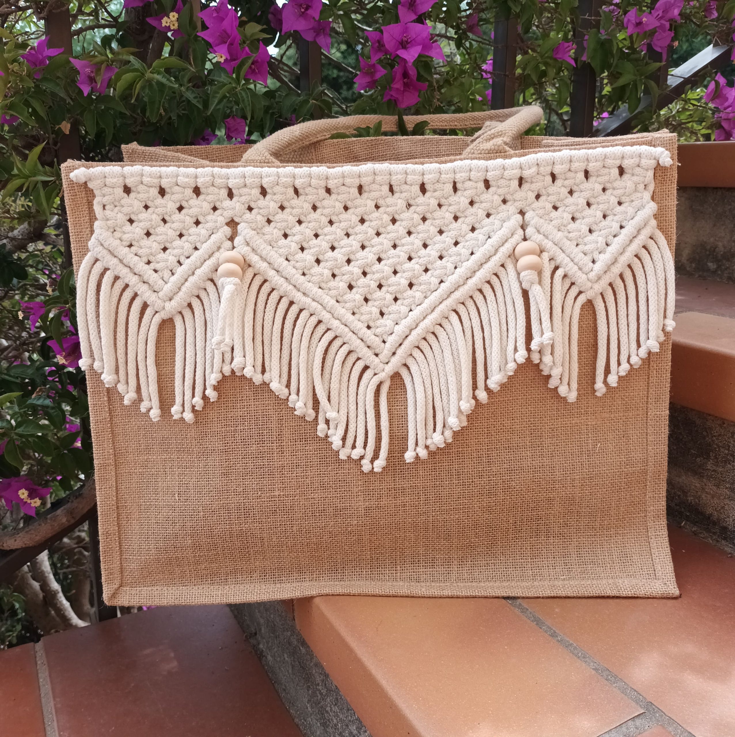 sac cabas en jute décoré d'un macramé naturel